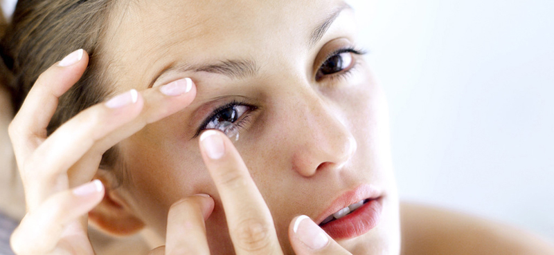 Femme mettant une lentille de contact