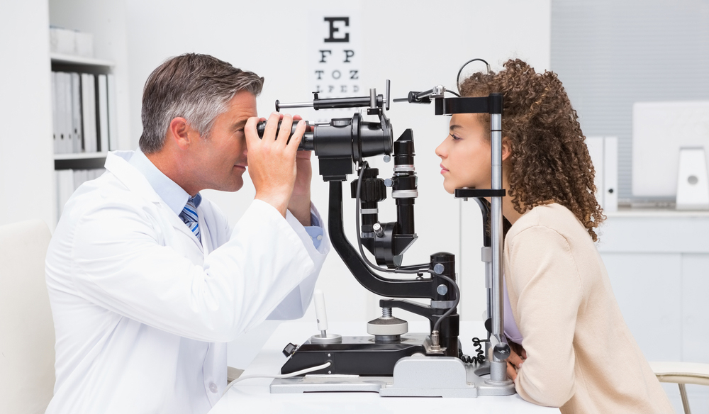 Een opticien die een oogonderzoek uitvoert om te kunnen beginnen met contactlenzen